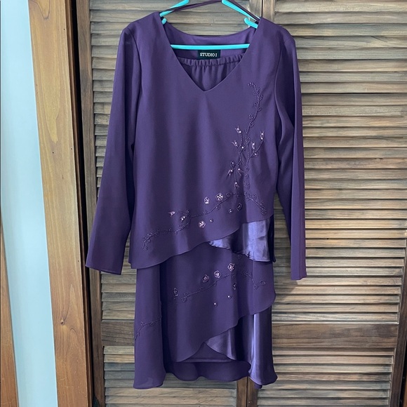 Elegant Purple/Burgundy Top and Skirt Ensemble ( Size 12) - Picture 4 of 16